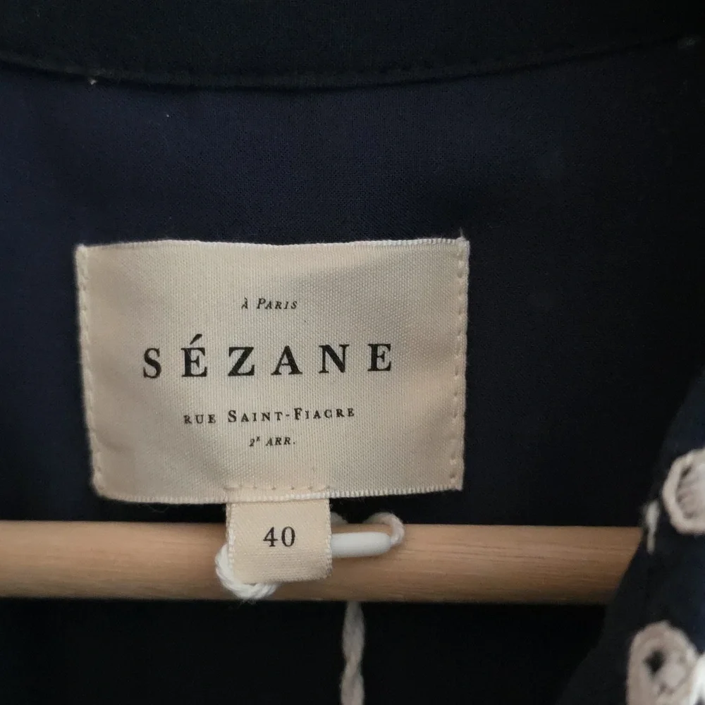 Robe Adèle Fond Marine Broderie Ecru - Picture 3 of 11
